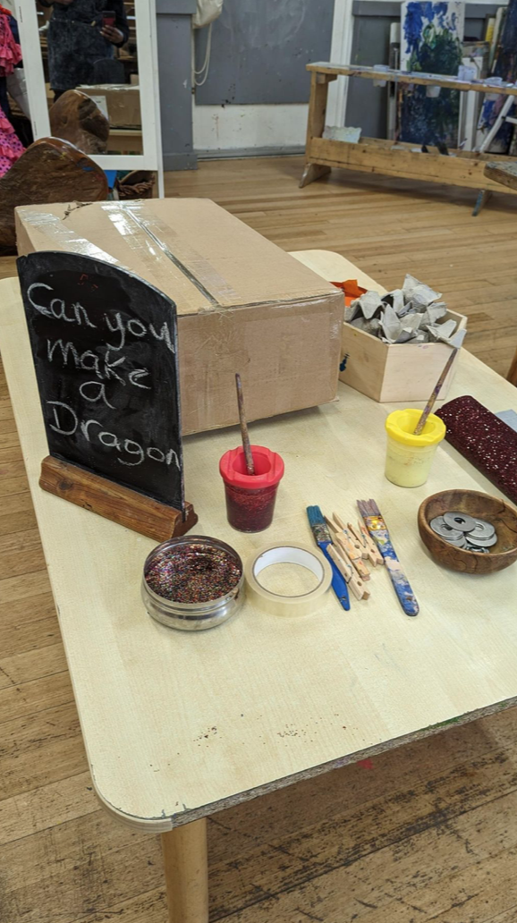 A table with art supplies
Description automatically generated